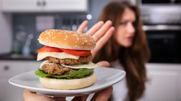 Persona rechazando una hamburguesa