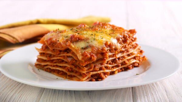 Plato con lasagna a la italina