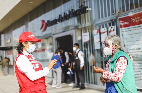 Entrega del Bono Yanapay en el Banco de la Nación.