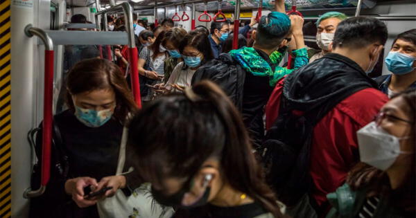 personas chinas en un tren