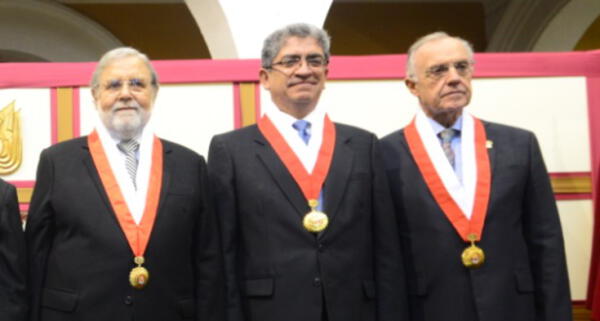 Los magistrados Ernesto Blume, José Luis Sardón y Augusto Ferrero votaron a favor de que se restituya la sentencia de 2013 que no consideraba los crímenes en El Frontón como de lesa humanidad. Foto: La República