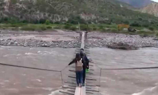 Huancavelica escolares rio caudaloso
