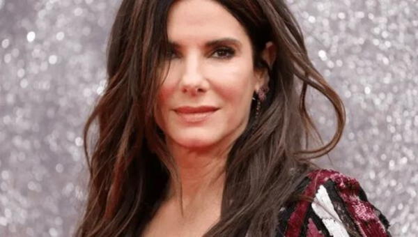 Sandra Bullock y vestido rosa