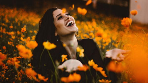 Mujer feliz en un campo de flores
