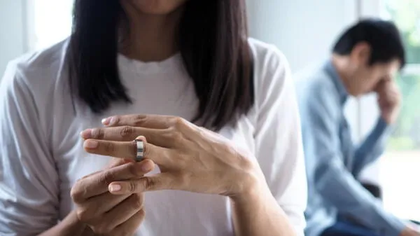 Mujer sacándose el anillo al terminar la relación