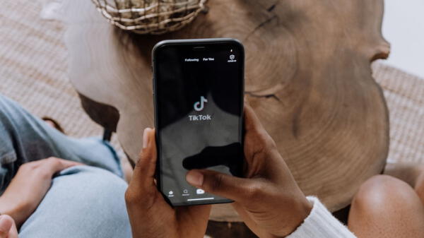 Persona usando el aplicativo de TikTok