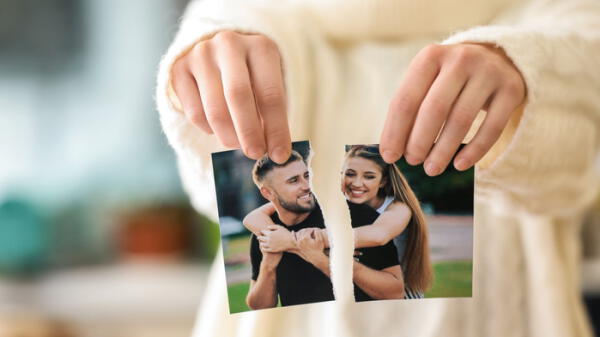 Persona rompiendo una foto con su pareja