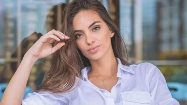 Natalie Vértiz con look monocromático negro wapa.pe