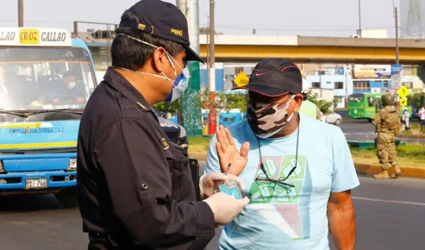 Policía deteniendo a un ciudadano