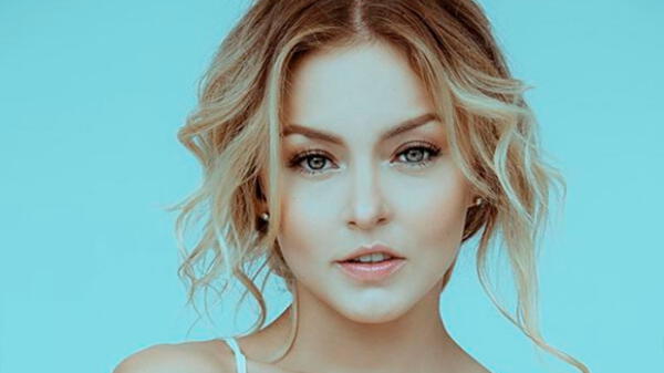 Angelique Boyer posa seria