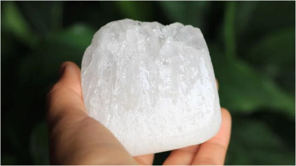 Alumbre, la piedra que te ayuda a expulsar el ‘mal del ojo’. wapa.pe