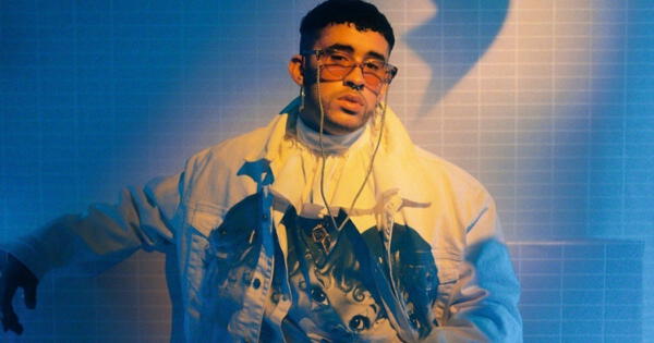 Bad Bunny posa con gafas