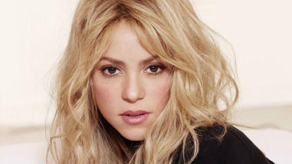 Shakira posando seria