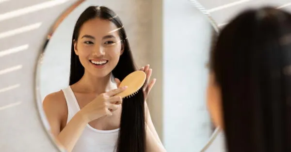 mujer peinando su cabello