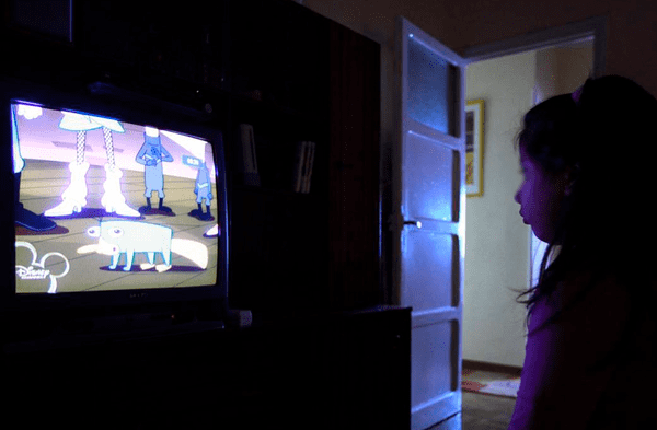 niña mirando tv en el cuarto