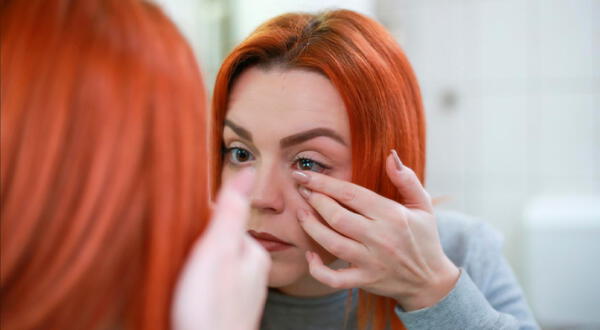 Si el usuario presenta molestias (ojos rojos, dolor o sensación de un cuerpo extraño), el experto recomienda dejar de usar los lentes y acudir, de inmediato, con un especialista.