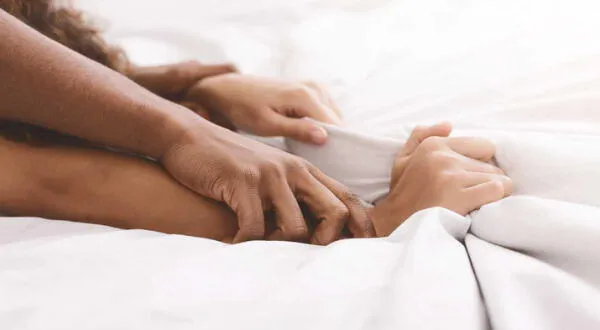 Manos sobre una cama