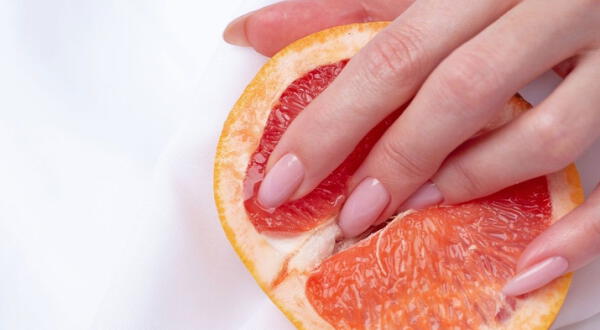 Naranja y mano