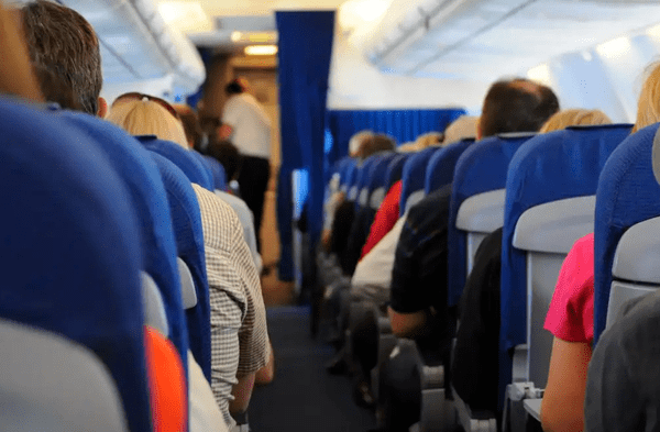 Una mujer muere en avión y familia vuela ocho horas con su cadáver sentado a su lado: