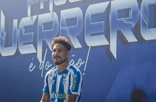 Paolo Guerrero en su presentación en el Avaí.