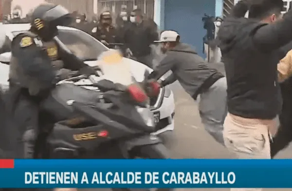 Carabayllo: PNP trasladó a alcalde Marcos Espinoza con balazos al aire tras violentas protestas de sus simpatizantes
