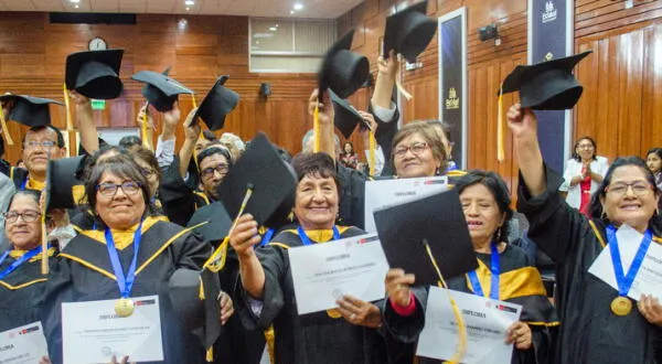 Adultos mayores regresan a clases para culminar su educación básica wapa.pe