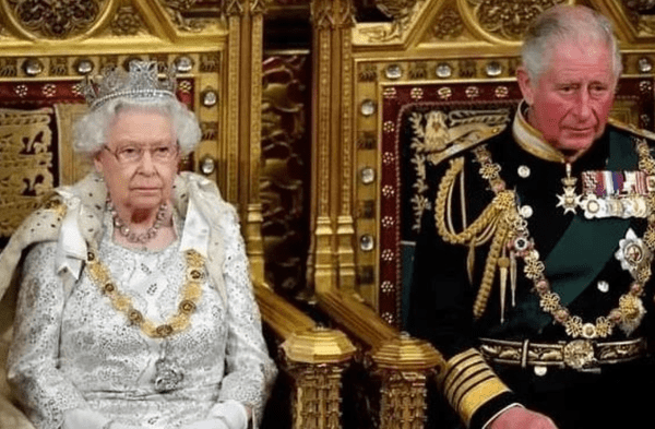 Reina Isabel II y su hijo Carlos III
