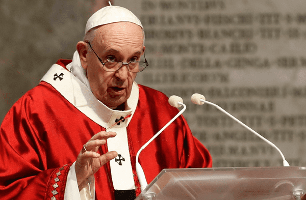 Papa Francisco avisa a los jóvenes que depender del teléfono "atrofia el deseo"