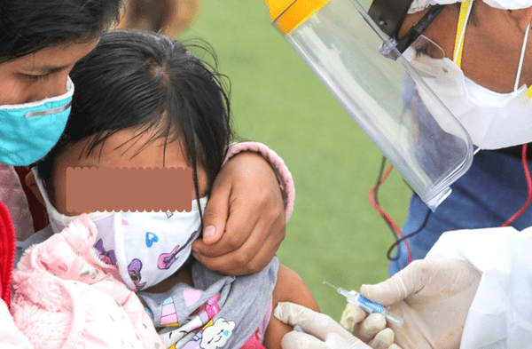 vacunación a niña