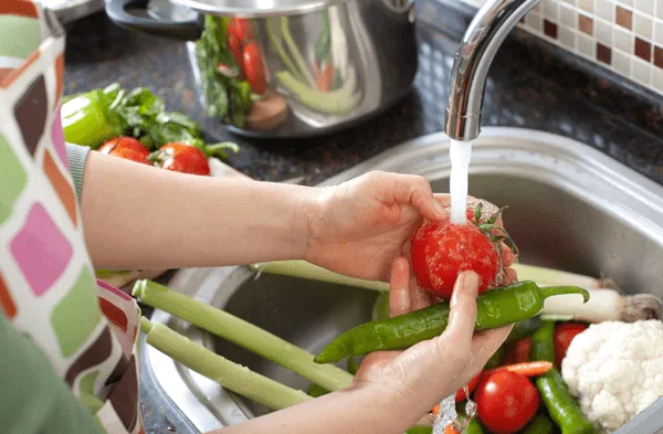 Lavar las frutas y verduras con lejía
