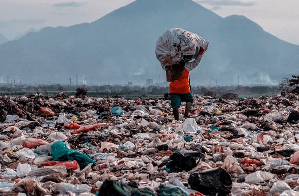 Niño de 8 años murió atropellado por camión de recolector: estaba buscando comida en la basura