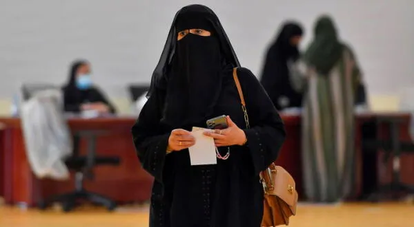Las mujeres en Qatar tienen muchas restricciones y tienen que pedir permiso hasta para tomar taxi.