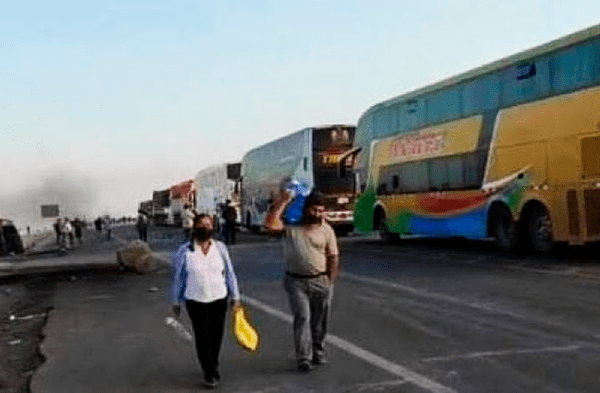 Suspenden transporte interprovincial al sur del país por bloqueo de carretera