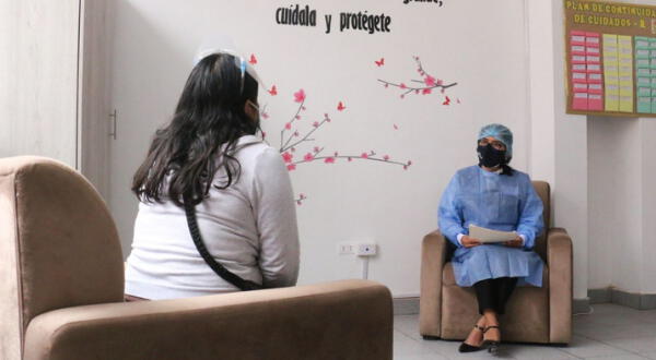 mujer en consulta psicológica