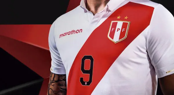 La selección peruana y la vez incluyó dos estrellas en su camiseta