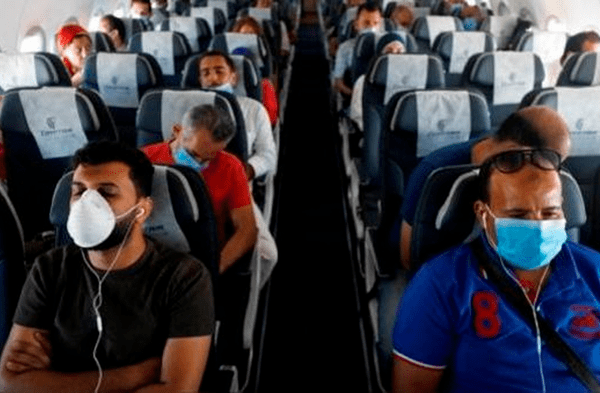 Hombre se niega a cambiarse de sitio para que madre pueda sentarse junto a su hija en avión