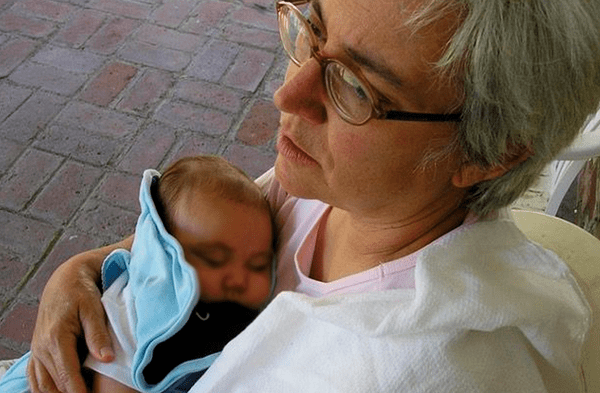 Abuela cobra 15 dólares por cuidar a su nieto: "No soy una guardería"