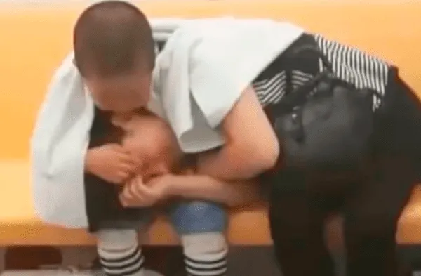 Niño cuida entre sus brazos a su mamá agotada tras larga jornada laboral