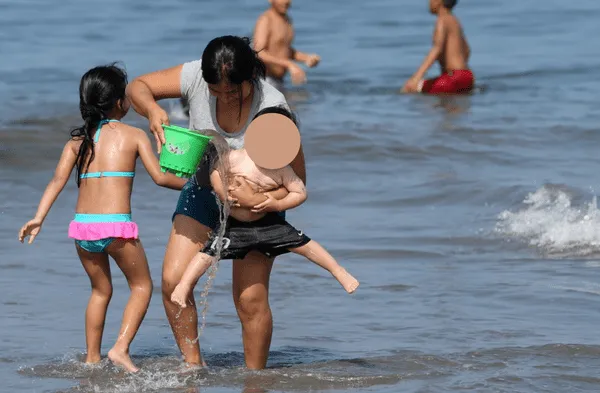 niños en la playa