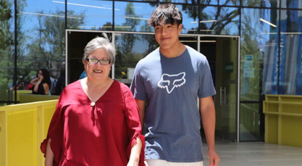 La señora ingresó a la universidad.