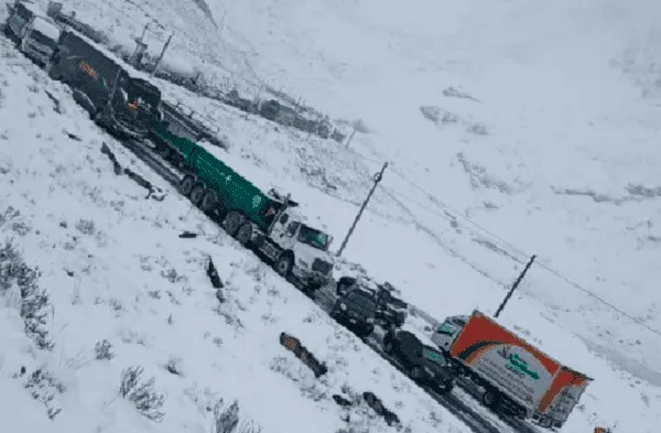 Carretera Central es cerrada tras intensa nevada: vehículos quedan varados en Ticlio