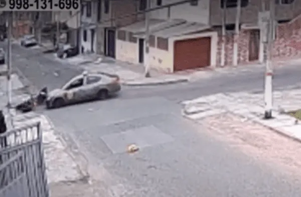 El carro de la PNP impactó contra la moto de los ladrones.