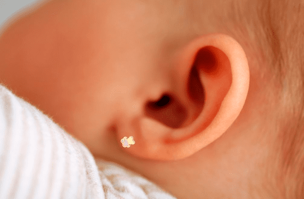 Madre es cuestionada tras perforar las orejas de su bebé recién nacida