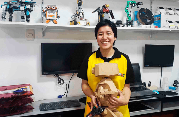 Escolar campeona de robótica visitará la NASA como miembro del programa Ella es Astronauta