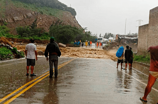 Tres personas a bordo de camioneta son arrastradas por huaico tras fuertes lluvias en Cajamarca
