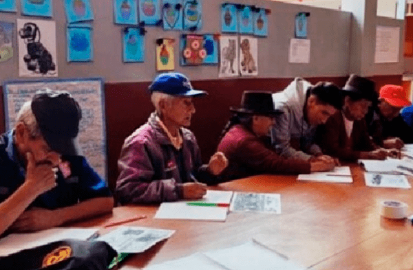 Jóvenes voluntarios de Ayacucho enseñan a leer y escribir a adultos de la tercera edad