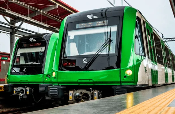 Metro de Lima suspende servicio por presencia de joven en sus vías