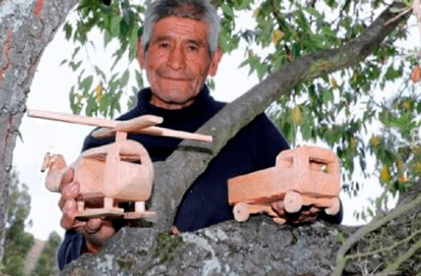 Eugenio, el notable artesano de la madera en Jauja moldea figuras y crea juguetes a sus 78 años