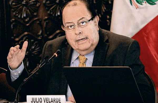 Julio Velarde asegura que "frente al sueldo promedio de otros países, el sueldo mínimo del Perú es alto"