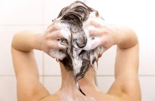 Cuánto tiempo debe estar el shampoo en el cabello